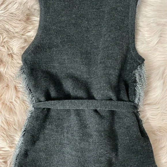 Faux Fur & Sweater Vest Gray - Picture 2 of 2